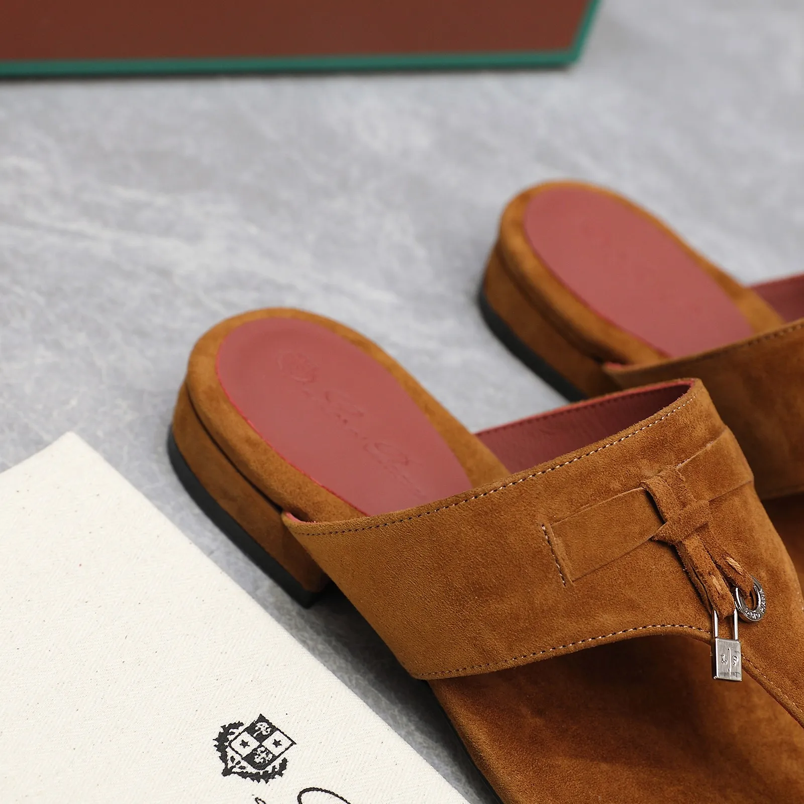 👟👟Ex-factory price 560👟👟 Purchasing-grade [Loro Piana] LP Mindil series T-strap thong sandals ✔️Top quality ✔️Soft sheep leather forms a tailor-made band that meets at the top of the upper and is fixed by a strong elastic ankle design. One is adorned with a discreet horn padlock, the other a gold circle badge. With its simple construction and sophisticated feel, these sandals are ideal for summer. ✔️Material: imported sheepskin fabric, sheepskin lining and feet ✔️Imported genuine leather outsole ✔️Code number: 35-42 (35/41/42 custom-made, non-refundable)